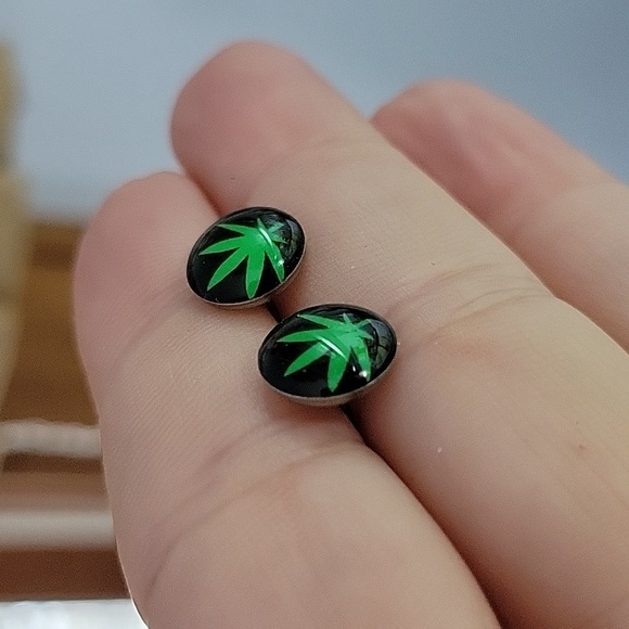 420 Cannabis Classic Kush Leaf Earrings - Picture 5 of 5